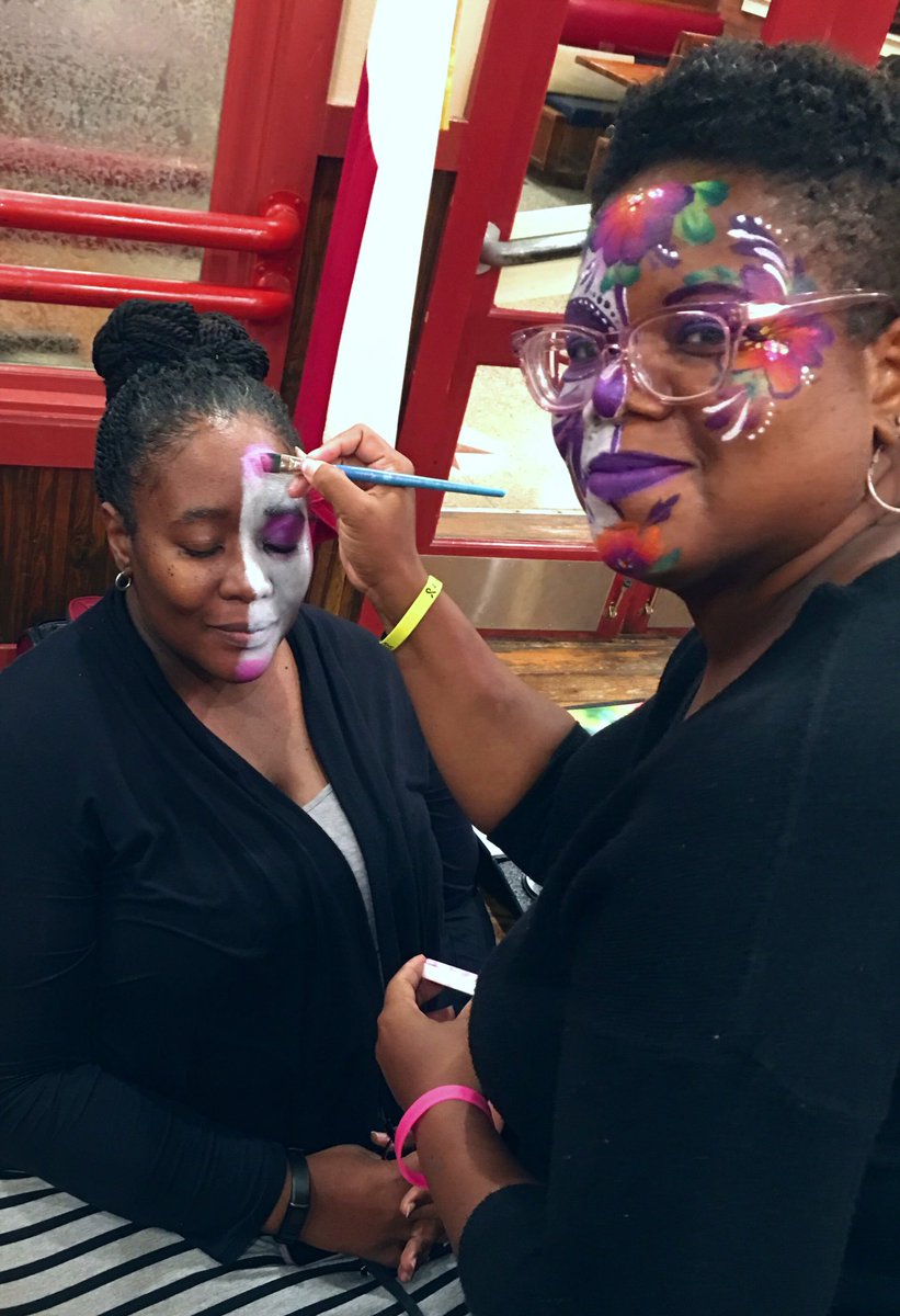 FunnyCheeksTJ's tweet photo. So...My Buddy asked Me to paint Her face at the Guild Meeting! π€π©π½βπ¨π#lovethischickβ€οΈ #lovemypaintyfriends #halfsugarskull #facepaint #facepainter #facepaintng #ilovefacepainting #FunnyCheeks #funnycheeksfacepainting #funnycheekstj #funnycheeksdallas #facepaintingpractice https://t.co/VsOVHoyNcA