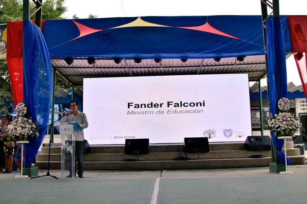 EducacionZ5_Ec's tweet photo. AHORA| @fanderfalconi, Ministro de @educacion_Ec: Nunca es tarde para estudiar con tu ejemplo valentina, todo es posible. Que nuestros miedos queden atrás, hoy es un día de alegría  al culminar la Fase 1 del Programa #TodosABC. Seguiremos trabajando para combatir el analfabetismo https://t.co/2d39CuyWGN