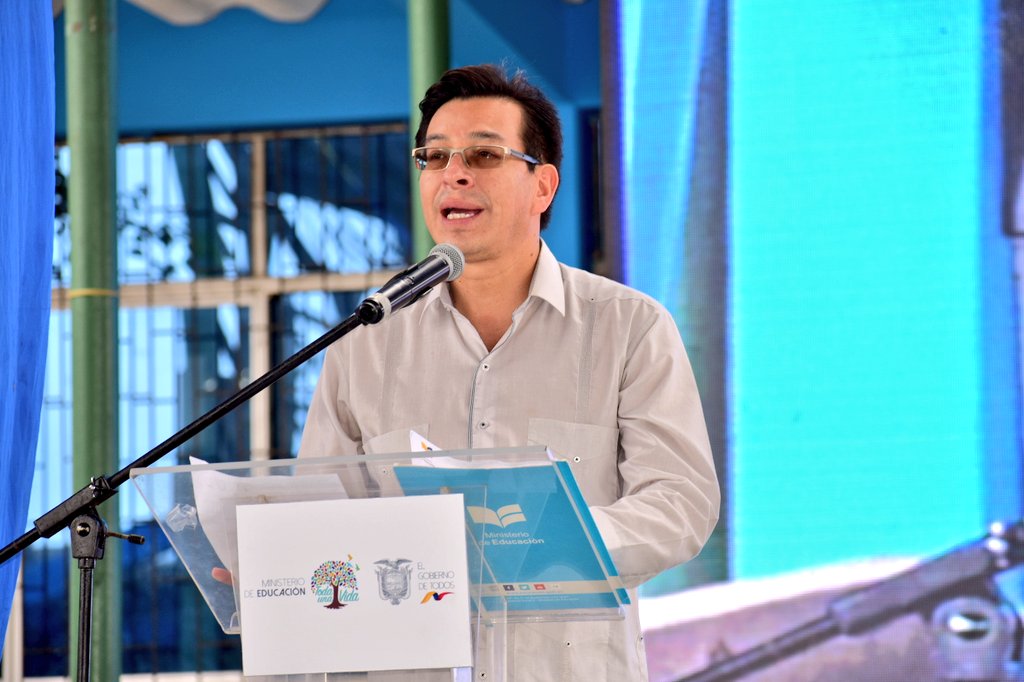 EducacionZ5_Ec's tweet photo. AHORA| @fanderfalconi, Ministro de @educacion_Ec: Nunca es tarde para estudiar con tu ejemplo valentina, todo es posible. Que nuestros miedos queden atrás, hoy es un día de alegría  al culminar la Fase 1 del Programa #TodosABC. Seguiremos trabajando para combatir el analfabetismo https://t.co/2d39CuyWGN