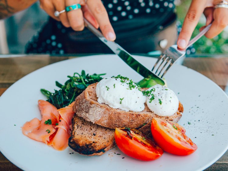 EatPortaBlu's tweet photo. The healthiest eating plan involves consuming more vegetables, fruits, and protein, and fewer processed carbohydrates.

LINK: https://www. https://t.co/bcQrC53A1z mediterranean-diet- aging-longevity-2018-7 https://t.co/4uhjZhr1mc
