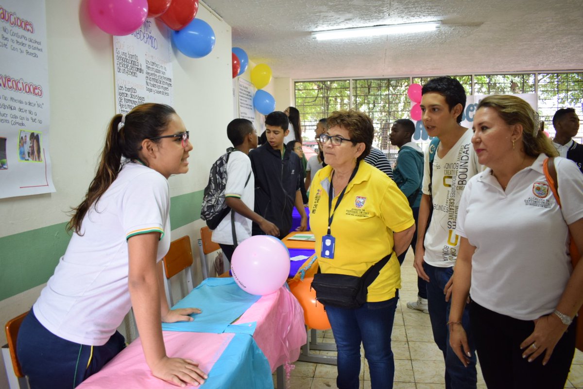 redcentrocali's tweet photo. #AEstaHora nuestro programa de #ServiciosAmigablesParaJóvenes realiza actividad educativa en la #IESantaFe con el apoyo de @SaludCali en el marco de la #SemanaAndina para la prevención de embarazos en la adolescencia. #GerenciaHumanizada @MiyerTorres https://t.co/PYsnlJksM1