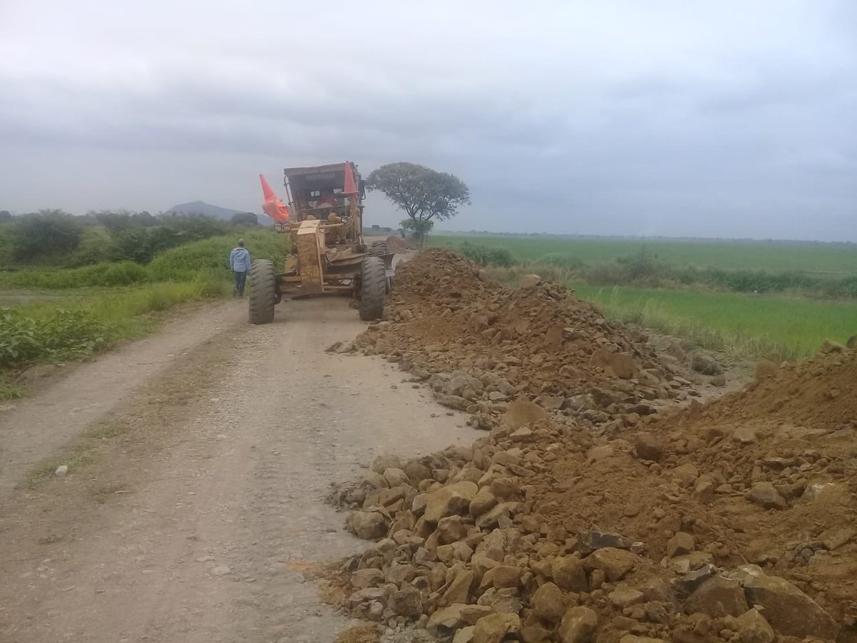 jimmyjairala's tweet image. Colocamos tubos para un paso provisional en la vía Mercedes-Los Tillos cuya reconformación hemos iniciado. @PrefecturGuayas @cendemocratico @verollagunoec