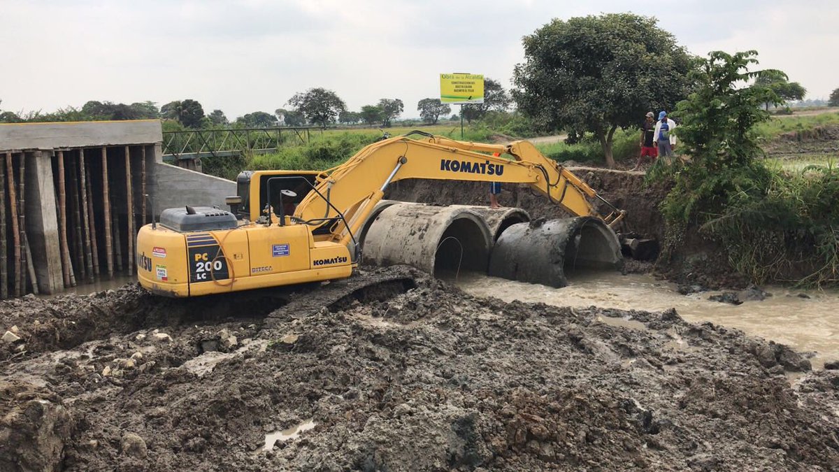 jimmyjairala's tweet image. Colocamos tubos para un paso provisional en la vía Mercedes-Los Tillos cuya reconformación hemos iniciado. @PrefecturGuayas @cendemocratico @verollagunoec
