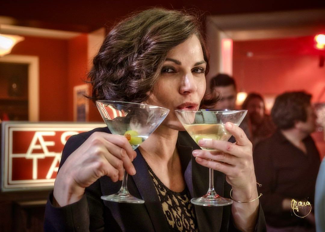 LanaParrilla_EC's tweet photo. ¡Salud! @LanaParrilla 🍸//📸Credits: Craig Clarke #LanaParrilla #evilregals #cocktails #cheers #oncers https://t.co/7dBF3nHnDM