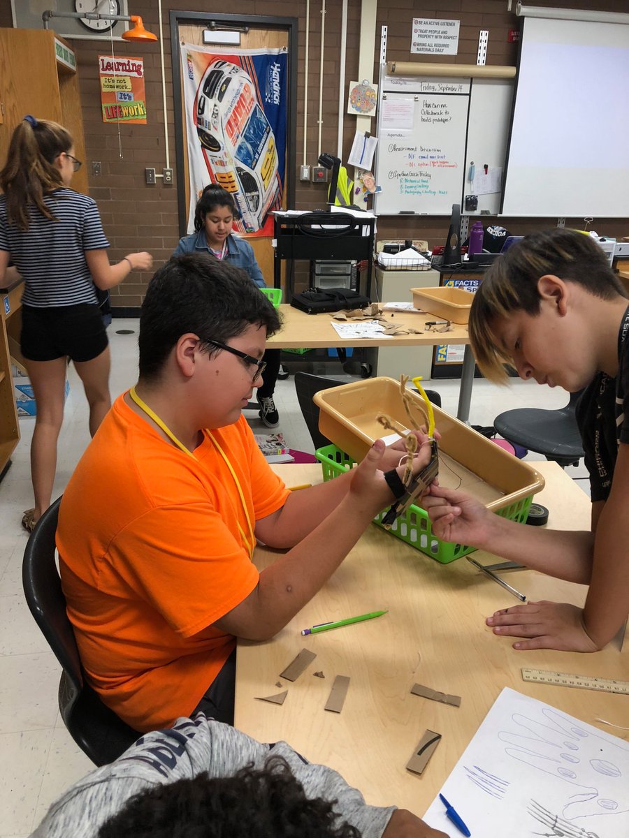 MrsRegan211's tweet photo. @TeamSpoganevich making Mechanical Hands in Mrs. Regan's Block! https://t.co/7nYiD0hiRy