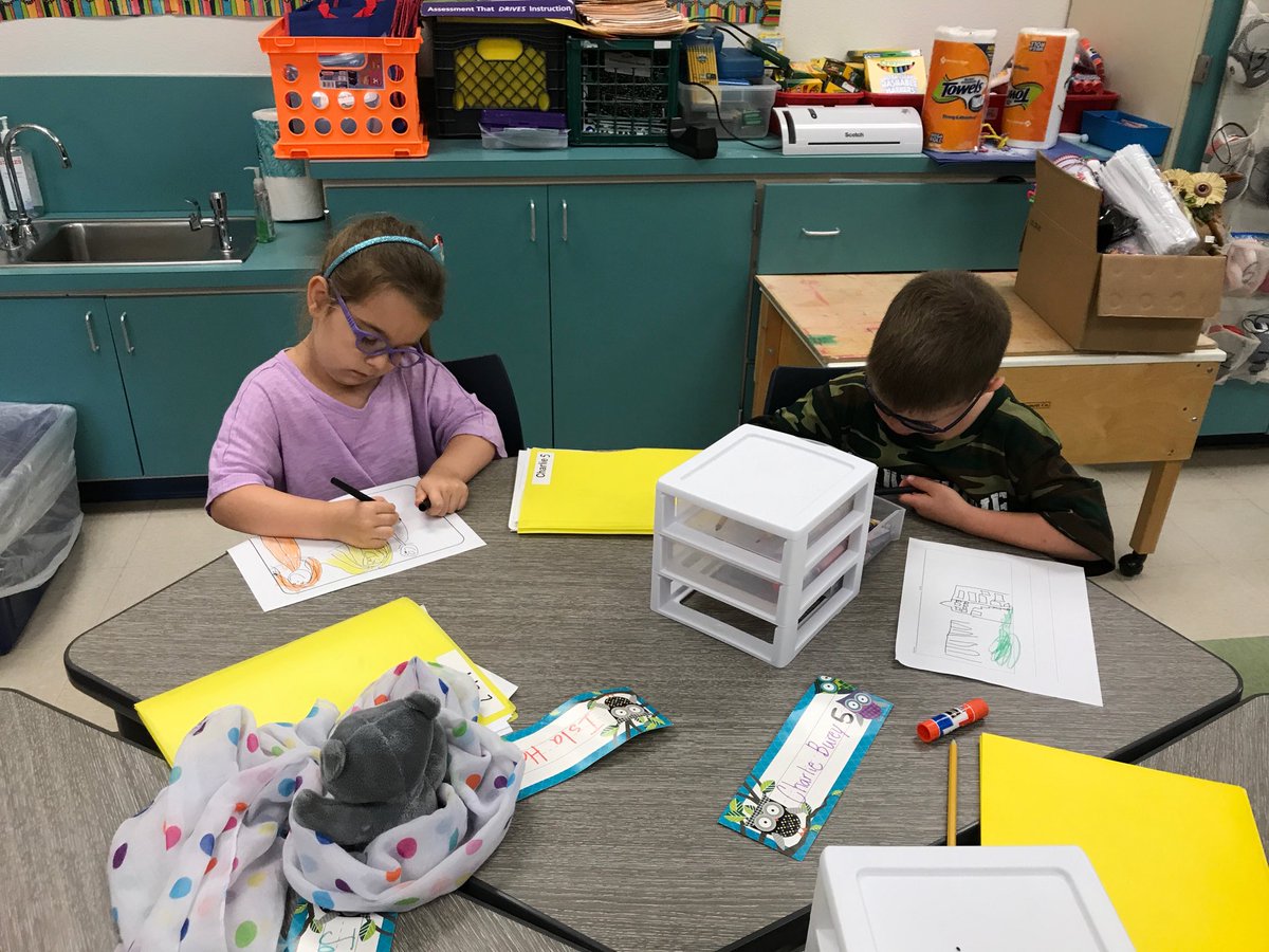 GESkillebrew's tweet image. Music to a writing teachers ears- little writers quietly whispering to themselves “I think I can, I think I can..” ❤️ #gesshineon #gcisdhumanities