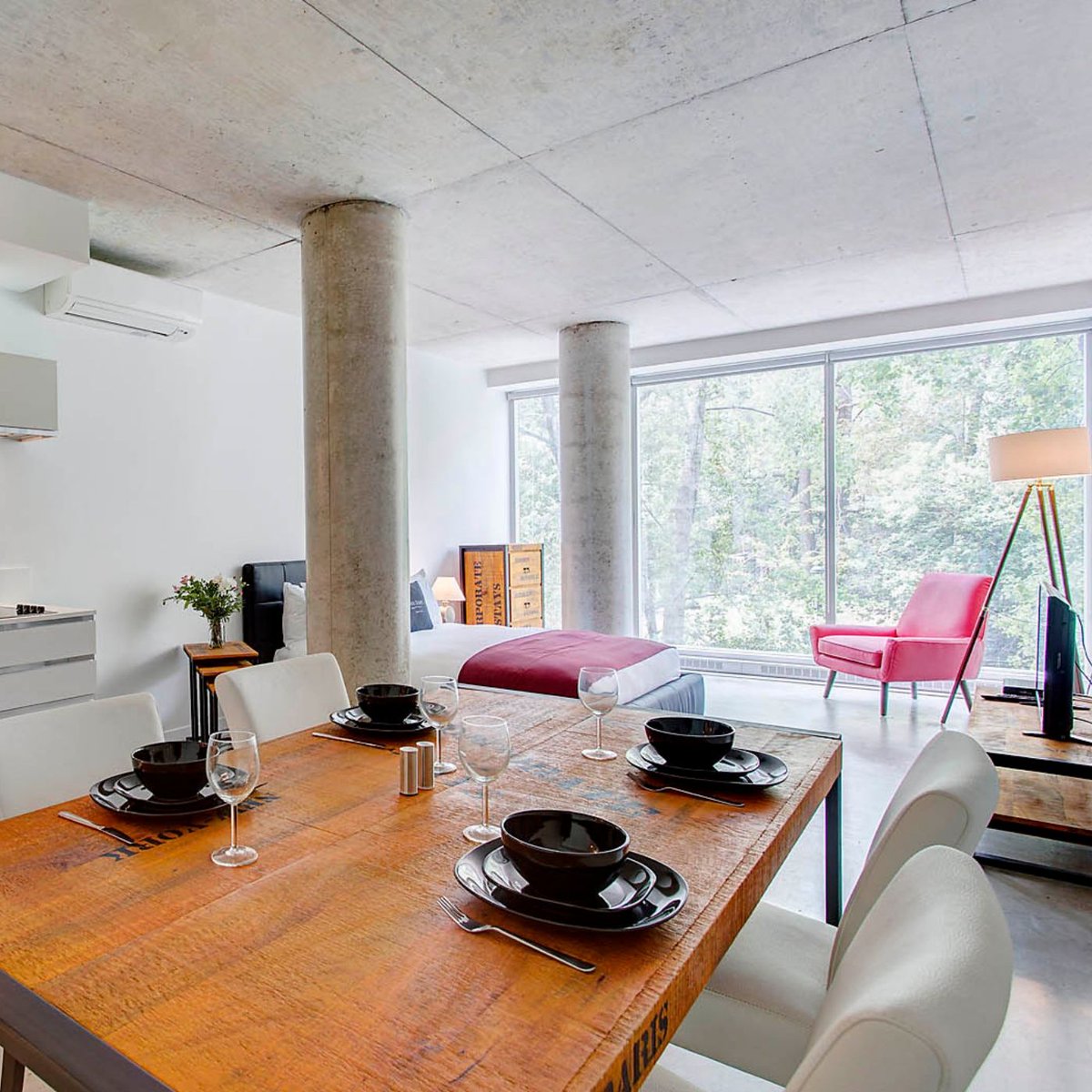 A simple and elegant setting for dinner in our Loft4U suite. #mystudiomontreal #loft4u Book here: buff.ly/2mSA3Ek