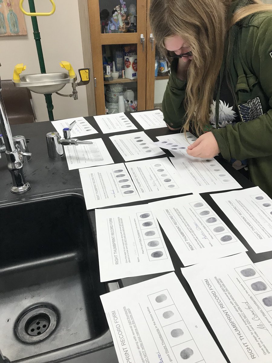 MHeimScience's tweet photo. Bio 2 trying to solve a “crime” by identifying a criminal from their fingerprint! #HeimCPBio2 https://t.co/lAxOkr7ocr