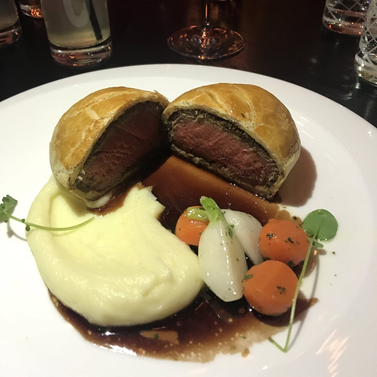 LeanneFloyd17's tweet photo. My favourite Ramsey Dish! Nothing beats this beef Wellington! #HellsKitchenSweepstakes @HellsKitchenFOX @CeasarsPlace @GordonRamsay https://t.co/ci1YlFRByR
