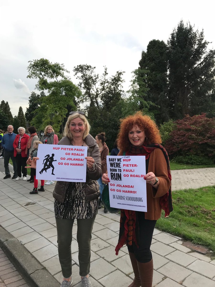Wij zijn er klaar voor! We wachten op onze collega’s en hopen dat ze onze prachtige spandoekjes zien! Go team Go!!