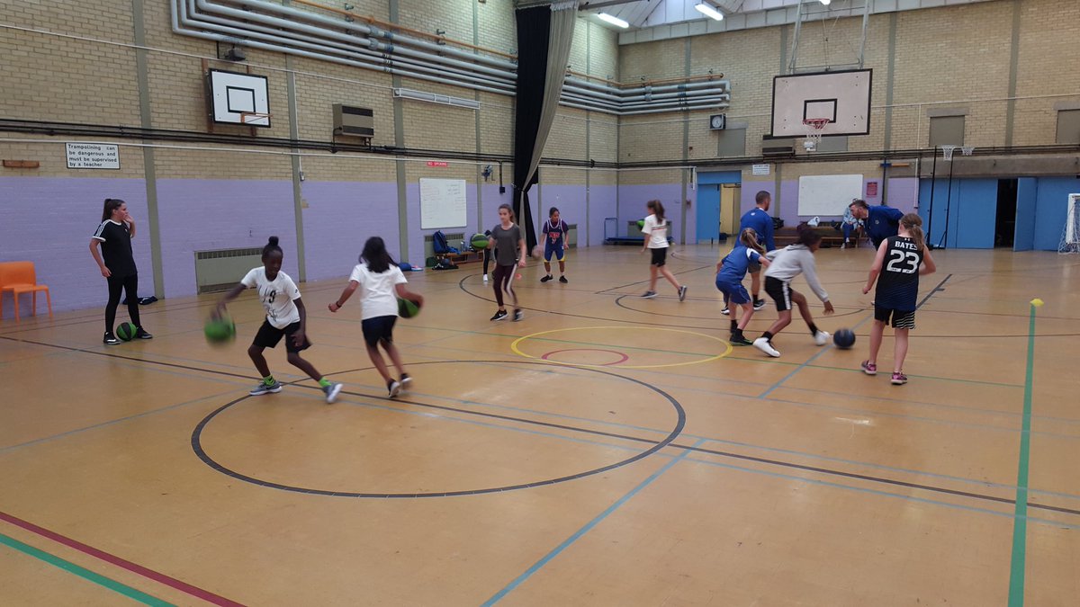 CoachPG13's tweet photo. Coach Noah kicking off our girls open session here at Orleans Park School. @KnightsBball09 #RKBC https://t.co/zMICNAWqq6