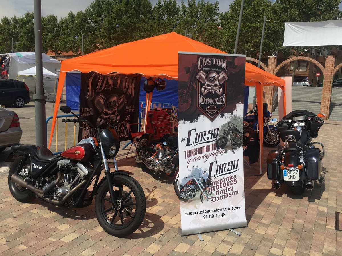CMMSpain's tweet photo. Arrancamos motores en la concentración del HDC 843 de Madrid. Os esperamos hasta el domingo en el Recinto Ferial La Fortuna - Leganés, con un ambiente insuperable, cerveza fría y mucho Rock and Roll !!!! La entrada es gratuita!!! @RockinHdc  #hdcrf18 #RockAndRoll #Leganes #Madrid https://t.co/81v0TIxx8c