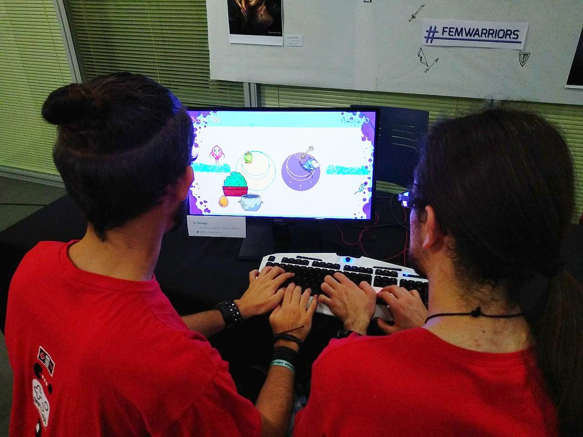 FemDevs's tweet photo. Aquí tenemos a los chicos de la asociación GAMUZA probando el juego de @roronoacherry en #EducaGaming :)) https://t.co/rYV07gQP0H
