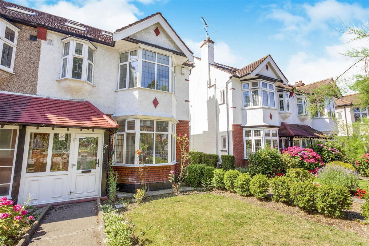 RaynesParkHaart's tweet photo. Light and airy four double bedroom semi detached family home within moments of Raynes Park Station for an easy commute.
https://t.co/YE53jDu7CV https://t.co/HrsP7UXd7K