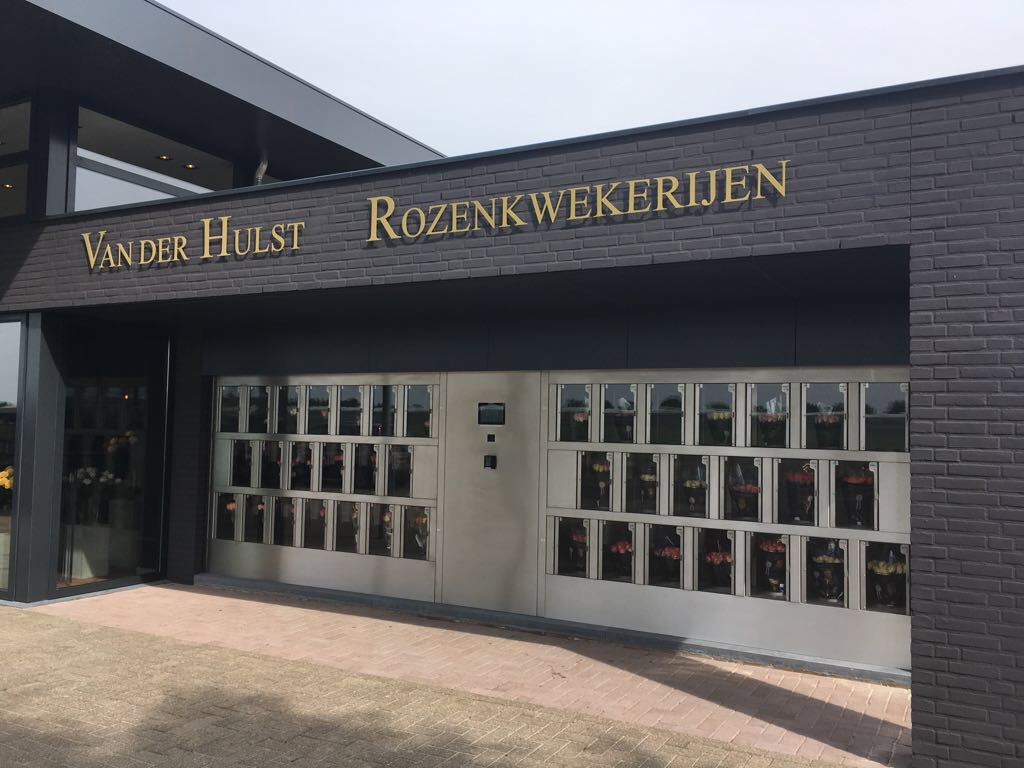 HulstRozen's tweet photo. De rozenautomaat staat vanaf dit moment weer goed gevuld voor je klaar #vanderhulstrozenkwekerijen #rozenautomaat #rozen #24/7 #meterik https://t.co/bNv8OqCcqX