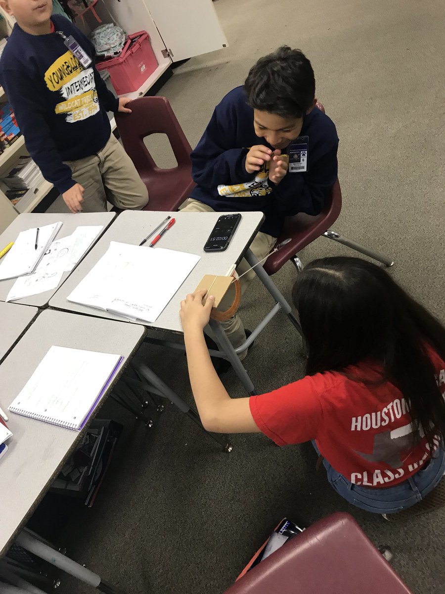 DLo_WDE_AlSD's tweet photo. Laboratorio de péndulos en la clase de ciencias de lenguaje dual. #STEM #pendulumlab @YgbInt @YgbIntScience @aliefstem @AliefScience @AliefISD https://t.co/mu3K8wbfUw