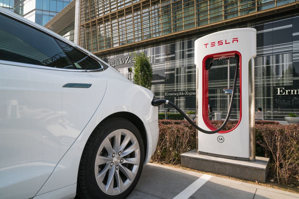 The_Auto_Garage's tweet photo. #Tesla Debuts “Evacuation Mode” Ahead of Florence https://t.co/CMKGGVWltP https://t.co/s4jYvN22kJ
