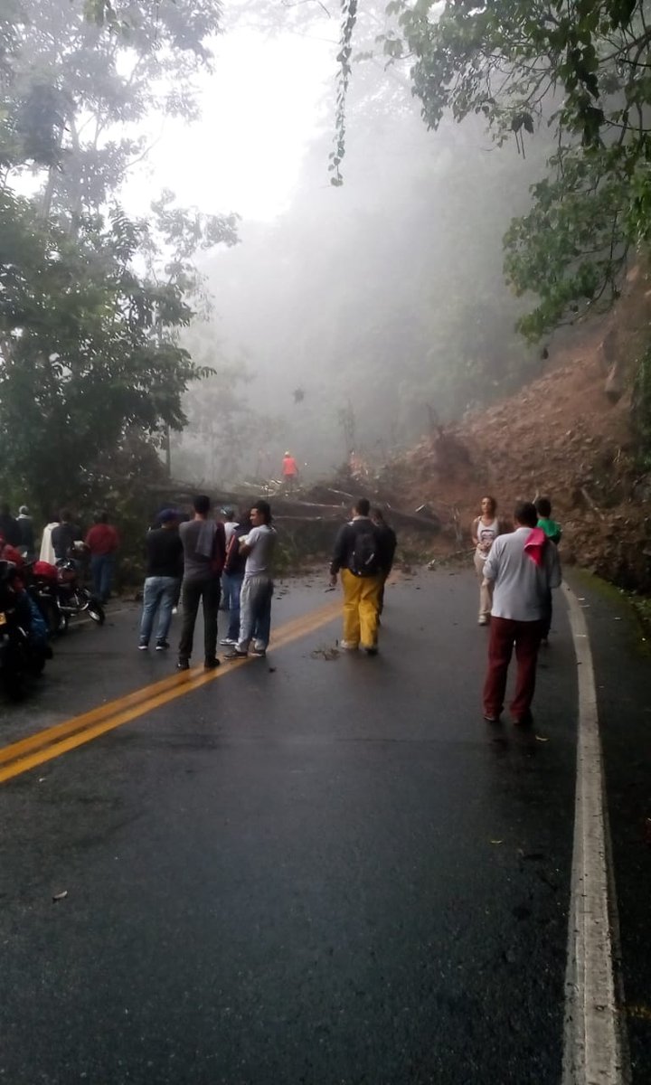 Buenos días se presenta cierra total de la vía  Autopista Medellín Bogotá   km 75+ 350 sector carpa azul municipio de San Luis, sentido santuario caño alegre debido a las fuetes lluvias, vías alternas Puerto Berrio- Cisneros – Barbosa –Medellin