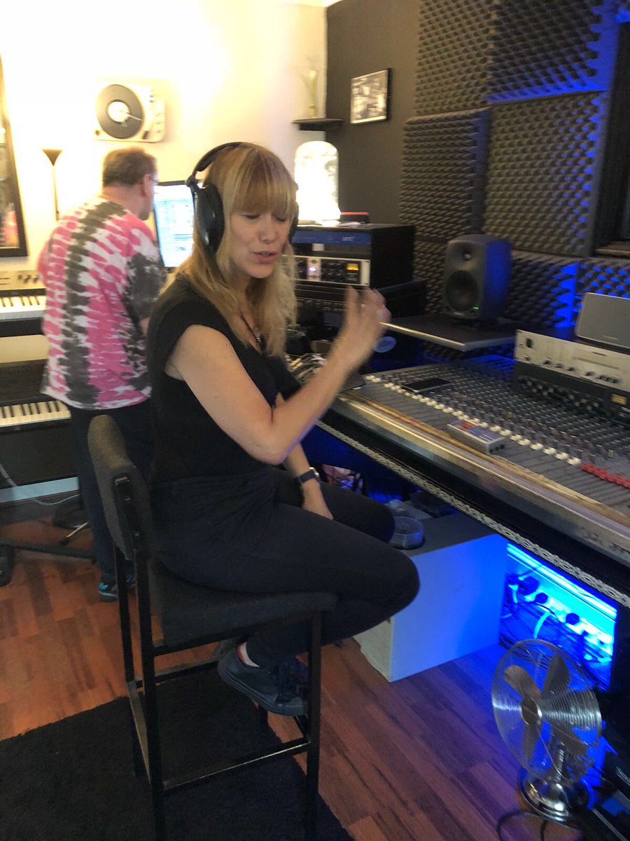 tallykoren's tweet photo. A productive day @ Mews Productions #studio
We recorded bv by Sophia Hutchinson & passionate #Spanish #guitars by Jules Drade 2 “Beauty of the Duty” with the #inspiring words by Fraser Scott wishing you all a great weekend & #ShabbatShalom & #HappyFriday #vocallysound https://t.co/QLjdClQMTZ