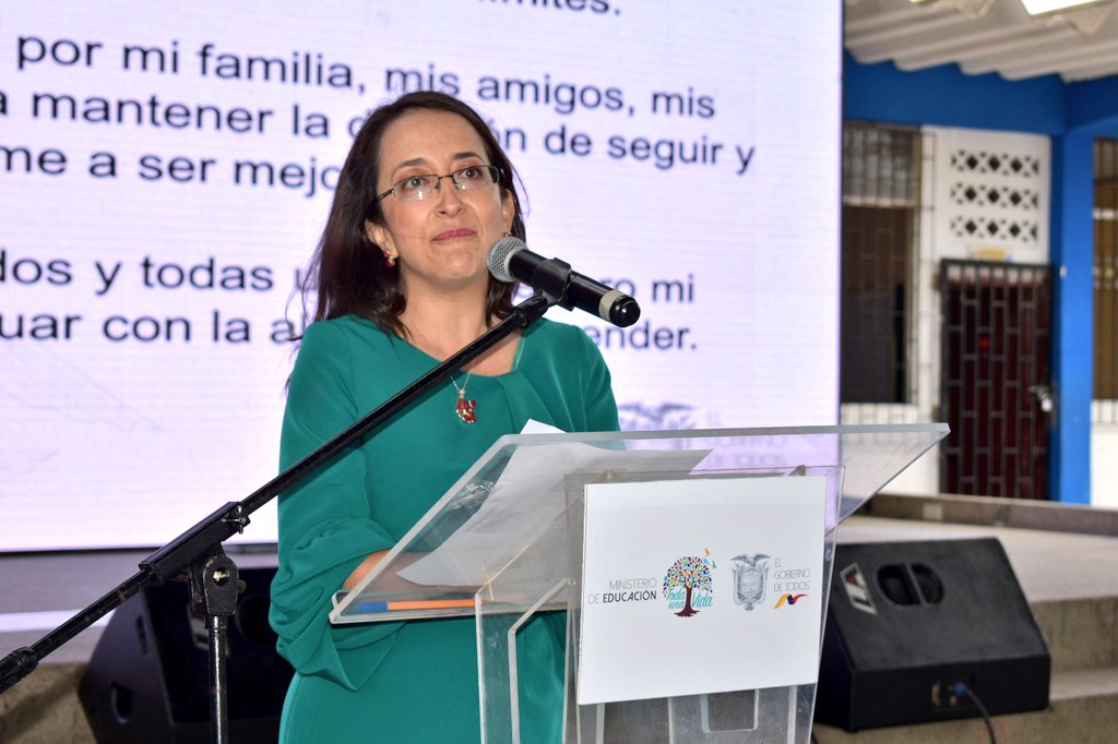 EducacionZ5_Ec's tweet photo. AHORA | @aleydamatamoros, subsecretaria de Educación Especializada e Inclusiva realiza el compromiso a los 1114 estudiantes de la Frase 1 de Programa #TodosABC a seguir y culminar con el mismo entusiasmo sus estudios. https://t.co/8KExhOcamg
