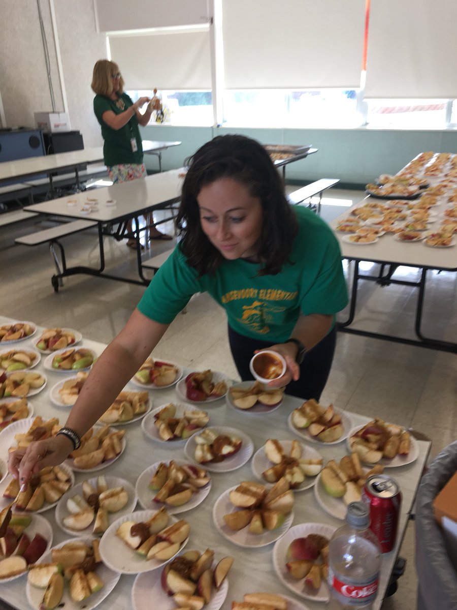 GansPrincipal's tweet photo. The GANS PBIS apple brigade getting ready for our end-of-the day celebration! https://t.co/HbxG6PbSDT