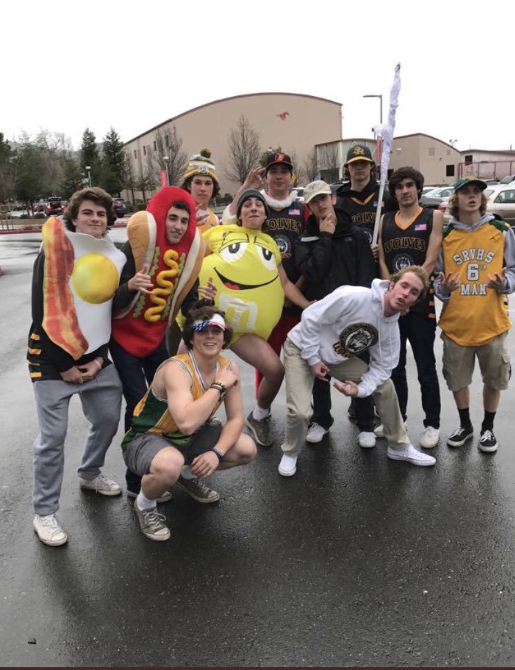 Wear costumes to the varsity football game tonight at 7! There is also a tailgate starting at 4:45! Show up and be ready to get hyped! Spread the word!