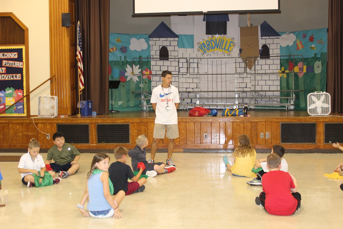 WeAreHTSD's tweet photo. "Building a Better Us" @YardvilleSTARS through reading with Principal Czyz and team building activities in PE today #htsd #htsdpride #differencemakersHTSD https://t.co/1HpzWUUgus