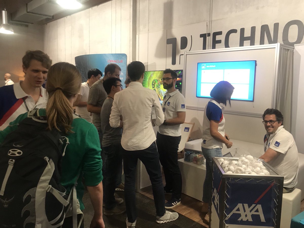 <a href="/elstrati/">Eleni Strati</a> <a href="/elessar_ch/">Gabriel Koch</a> <a href="/davidknezic/">David Knezić @ PocketBitcoin.com</a> @sventschui und <a href="/Lolo46822032/">Lorenz 'Lolo' Hänggi</a> von <a href="/AXA_Schweiz/">AXA Schweiz</a> am #hackzurich 📺