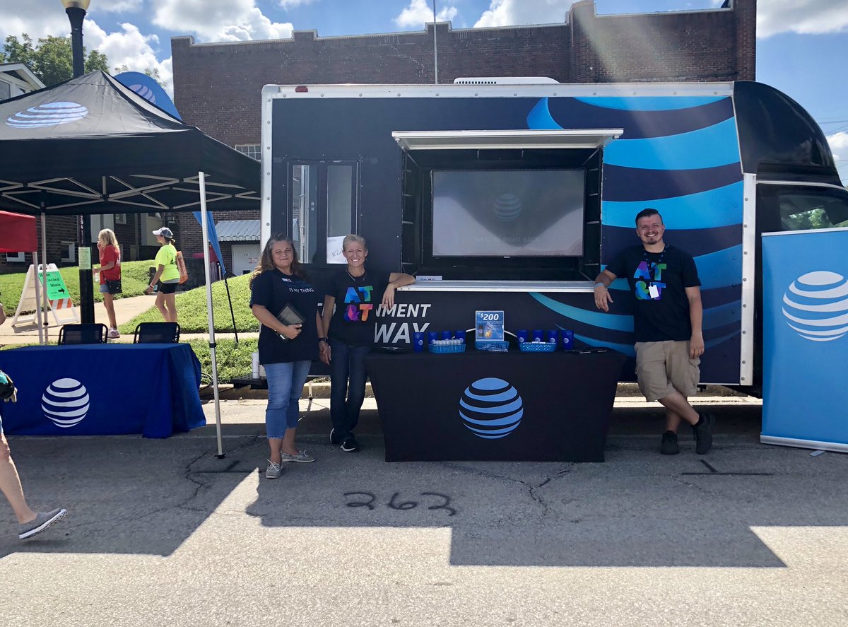 Brandon_Loc's tweet image. Blue Springs Fall Fun Festival! @CassieHaerle @matthew_kobel #MidStateProud #MoKanDo @TeamBlueSprings @jennwade_ @jc1087 #StoreOnFour #PaintTheCentralBlue