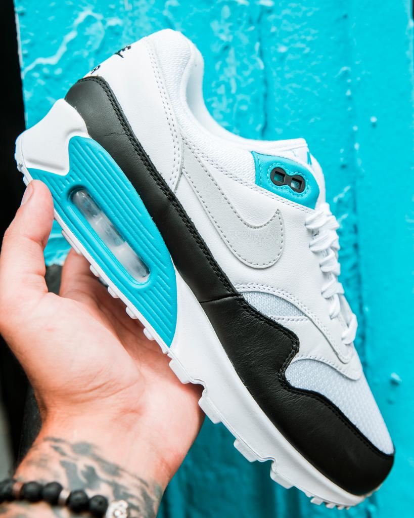 más y más favorito Dormitorio Foot Locker on Twitter: "A fresh new silhouette! #Nike Air Max 90/1 'Laser  Blue' #DiscoverYourAir Available Now, In-Store and Online  https://t.co/Smhv8GRxpJ https://t.co/AkClBBT1MZ" / Twitter