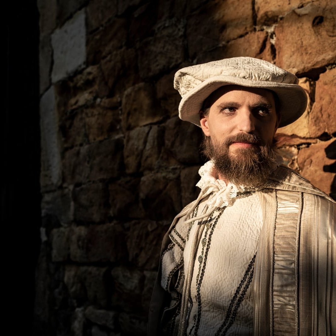 En #Elúltimodesembarco2018 te lo contamos todo a la cara. Y nadie mejor que #TobíasdeSilva para soltar prenda. El escriba personal de #CarlosV lo tiene claro, lo que ni se cuenta no existe. Así que al loro y toma nota aquí: bit.ly/2p1QoHS #Cantabria #Laredo 🤩🤴👑