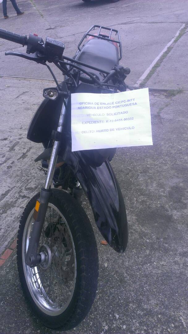 enlaccicpc_intt's tweet image. #CICPC-INTT Acarigua realizó la recuperación del siguiente vehículo: Clase MOTO, marca KEEWAY, modelo TX EN 200, tipo ENDURO, uso PARTICULAR, color NEGRO, año 2011, placas AA3V36S, la cual al ser verificada presentó el estatus SOLICITADO.