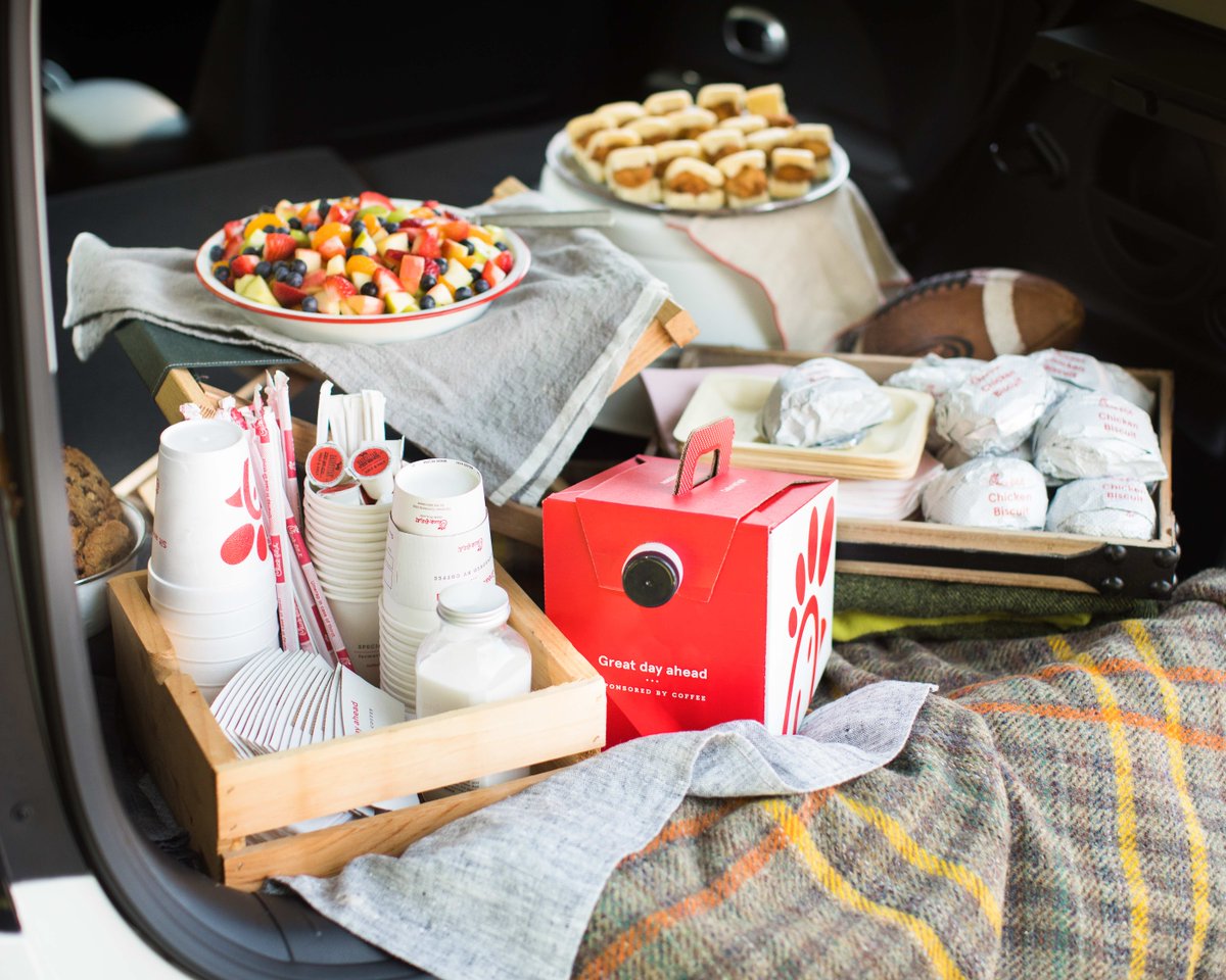 Now look at that tailgate spread. 😍