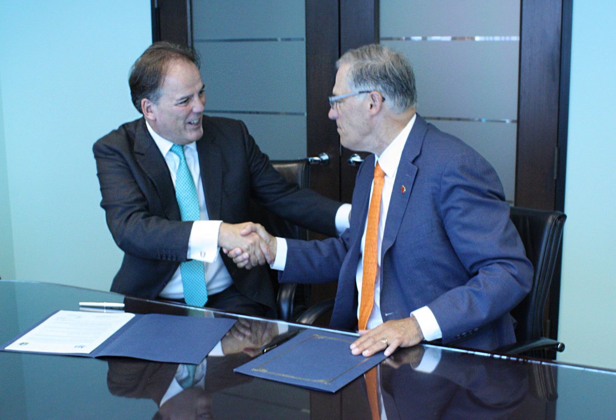 UKin_SF's tweet photo. BREAKING: @MarkFieldUK &amp; @JayInslee sign the #BirminghamDeclaration @GCAS2018. The State of Washington joins 13 governments committed to accelerating the transition to low emission vehicles globally. The UK launched the declaration at the #ZEVSummit earlier this week. #GCAS2018 https://t.co/MdtP4fWzWz