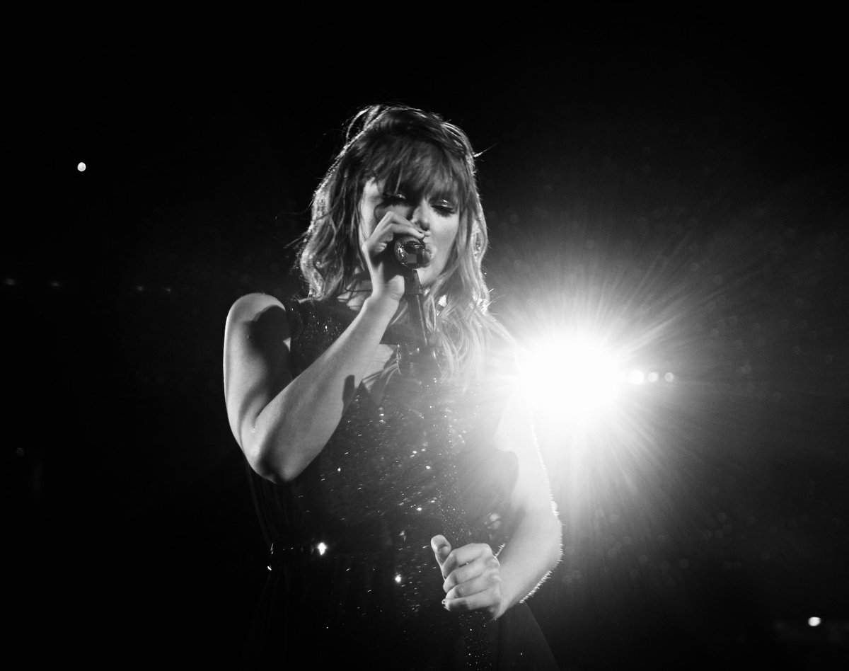 taylornation13's tweet image. RT to vote for @TaylorSwift13 for #AMAs Favorite Female Artist Pop/Rock!