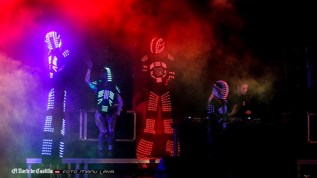 Espectacular arranque de la noche con <a href="/DjJaviReina/">Javi Reina</a> haciendo temblar toda la Plaza Mayor de #Salamanca 
📲 Y os lo vamos a contar todo en: bit.ly/2xf7gyI vía @ElNorte_SA