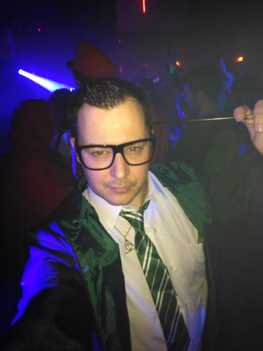 VictorCaos's tweet photo. #Funiparty #Funiparty en oasis, VIVA SLYTHERIN! https://t.co/5Viz92VxG7