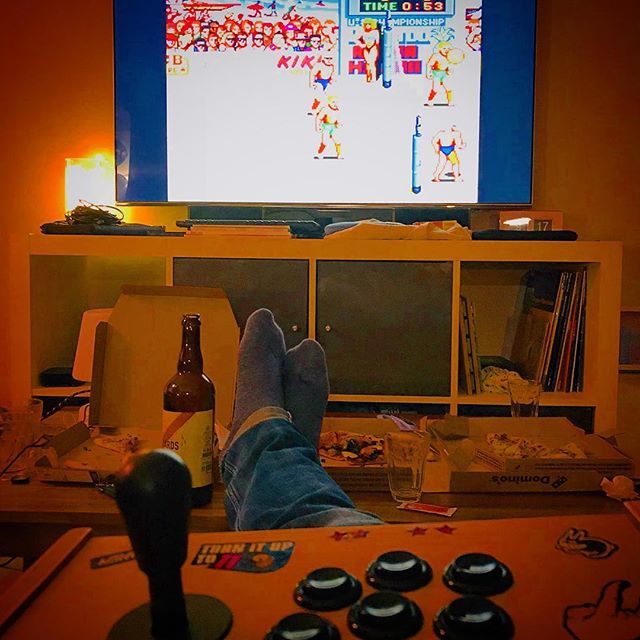 lyon_retro's tweet photo. 🕹🍺🍕Oh qu’on était bien pour la reprise des soirées #retrogaming : avec des #pizzadominos + un #arcadestick + #bière + des #arcadegames sur la #recalbox ! Bonne nuit à tous et à bientôt. (Pas de podcast ce soir) https://t.co/EyRcpyhbBC https://t.co/MKoTLozKkL
