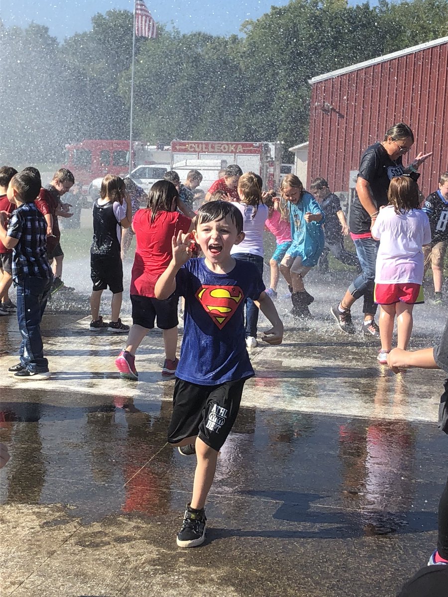 lorifar01387138's tweet photo. #happyfieldtripping#firemanwesleyrocks# https://t.co/svcD869QlK