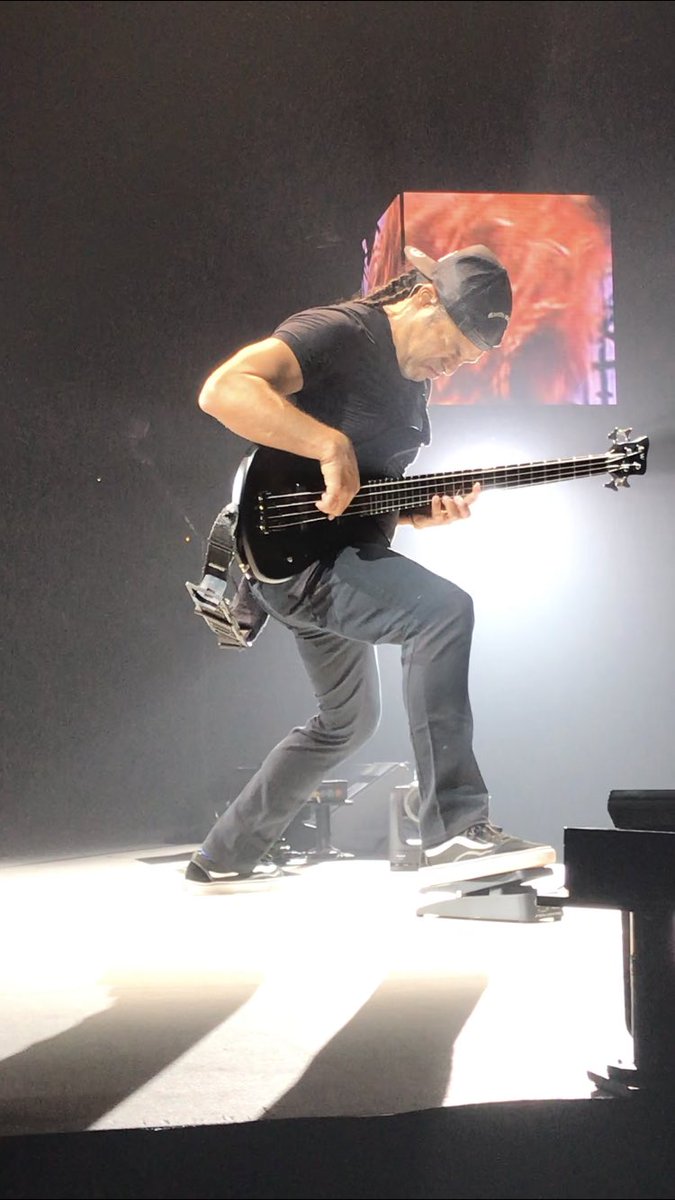 ssinclairx9's tweet photo. @RobertTrujillo 😍❤️🤘 #metinwinnipeg #iloveyous #metallica https://t.co/ztLzTOqfN5