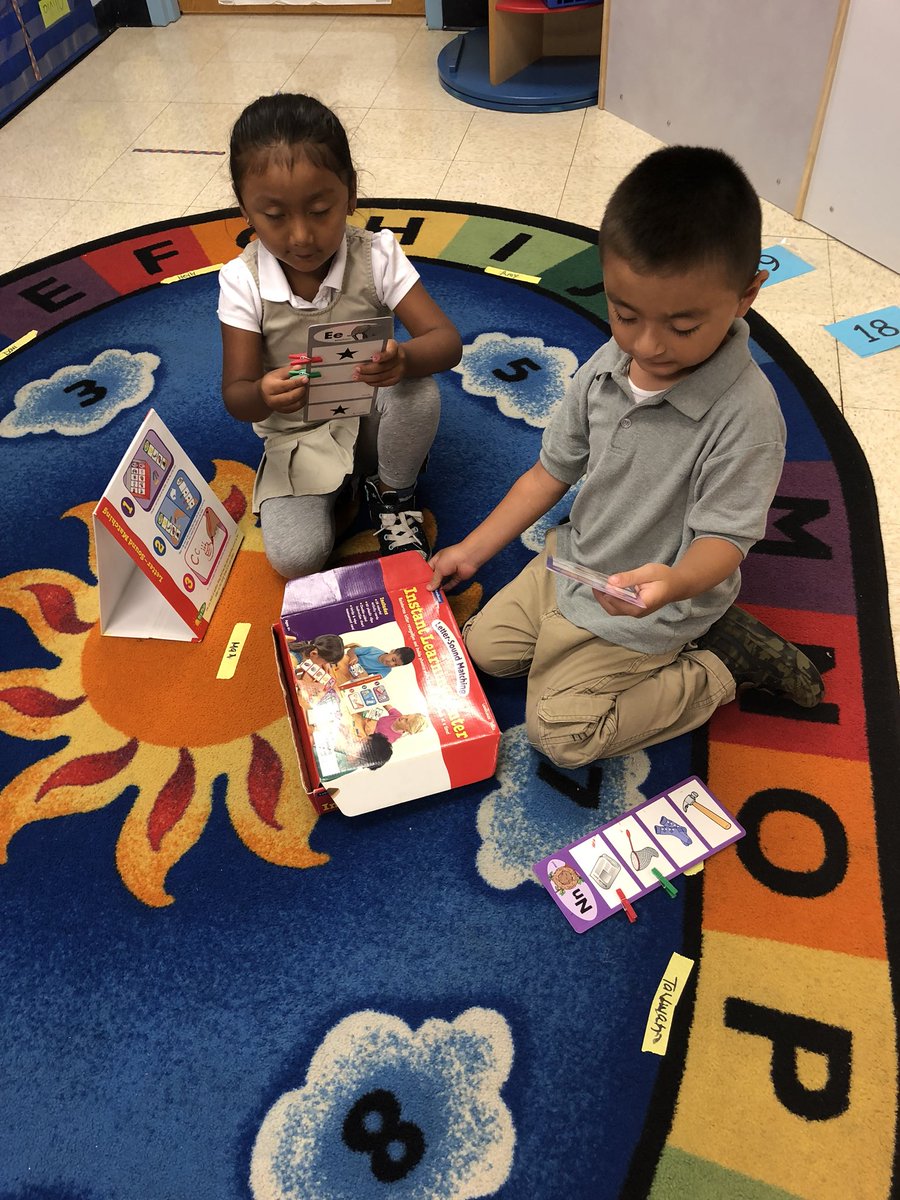 MrsDatreLB's tweet photo. Working together to identify beginning sounds!🗣✅ @MrsJaimeReilly #lettersoundrecognition https://t.co/H0K135Ifi5