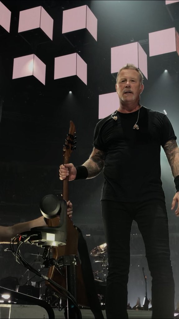 ssinclairx9's tweet photo. @Metallica 😍🤘❤️ #jameshetfield #MetInWinnipeg #iloveyous  thanks for the awesome experience I hope I get to see another! This time I want VIP1 🖤 https://t.co/a5XguGgxpX