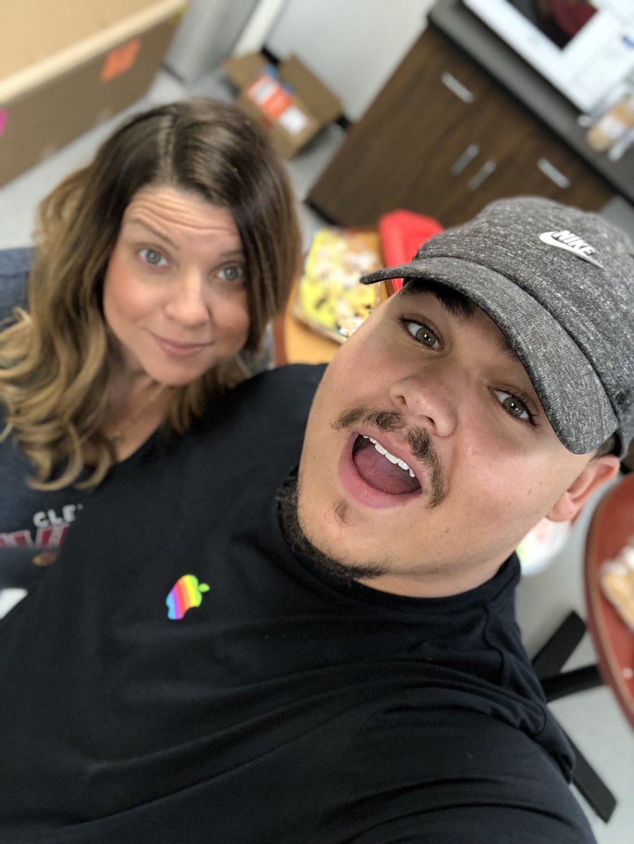 AshtabulaCOR's tweet photo. Had a very fun iPhone preorder day with the team today !!!! #potluckday #lifeatATT #iphonepreorder @sean_nork @BIGBizDecker @judy_cavalieri https://t.co/4ePxaVeWWk