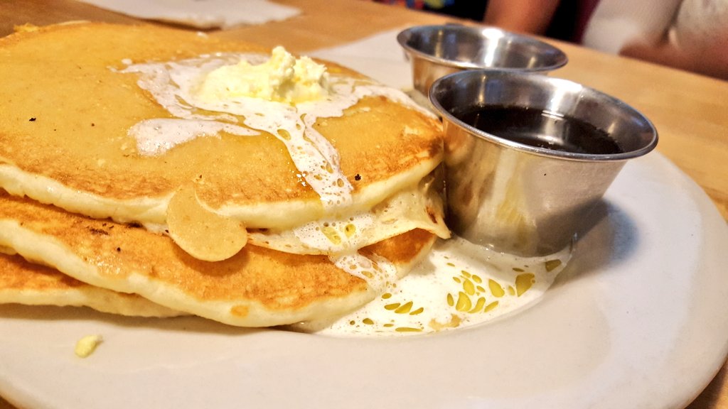 onlynoor's tweet photo. When you live in the south and eat sexy pancakes #thatbutter https://t.co/lb0FYZQuFp