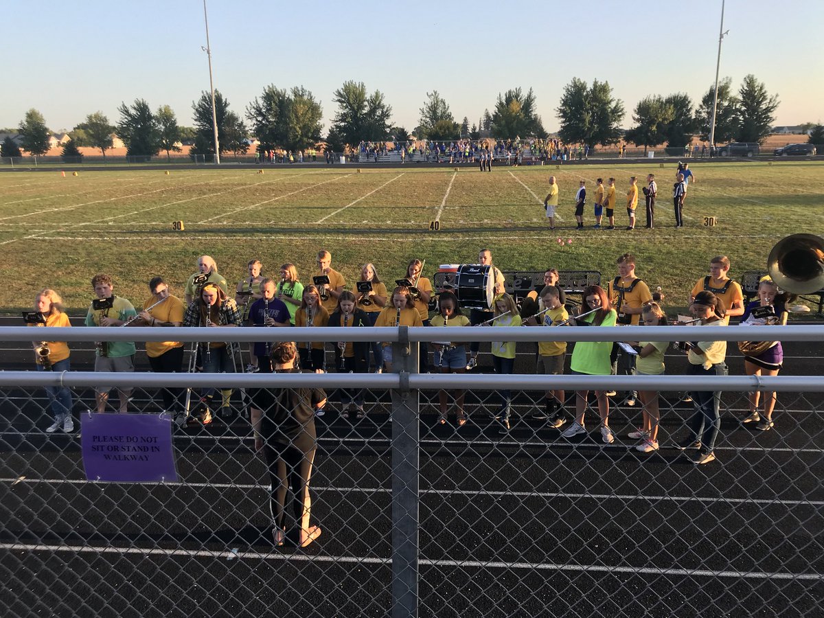 MickolynClapper's tweet photo. Well done @BaxterSchools Marching Band. The anthem sounded great. @MissHeimer https://t.co/RWO9hsK1Go