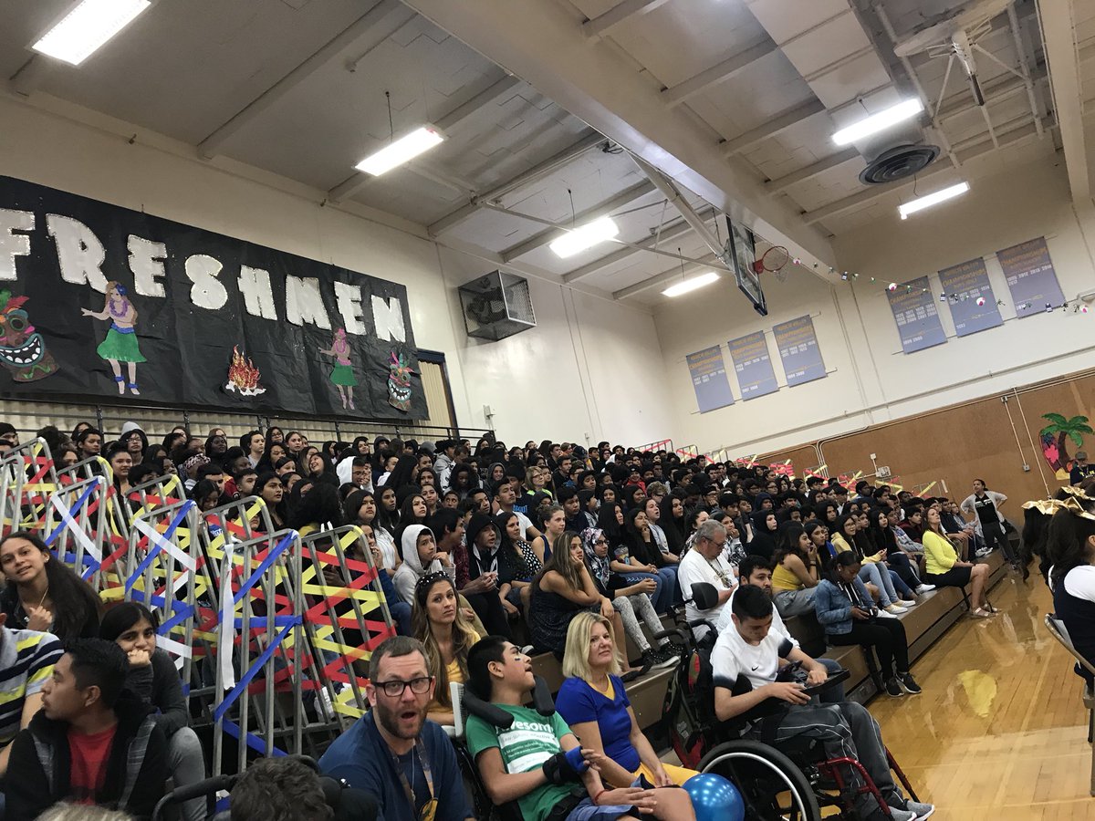 mssusanshih's tweet photo. Principal @ehuckaby4216 calling out each class to show their #schoolspirit! @YgnacioValley #thetribe #alwaysawarrior @YVHS_ASB #studentleadership #classrivalry @MtDiabloUSD #teamMDUSD https://t.co/bv940HIvZM