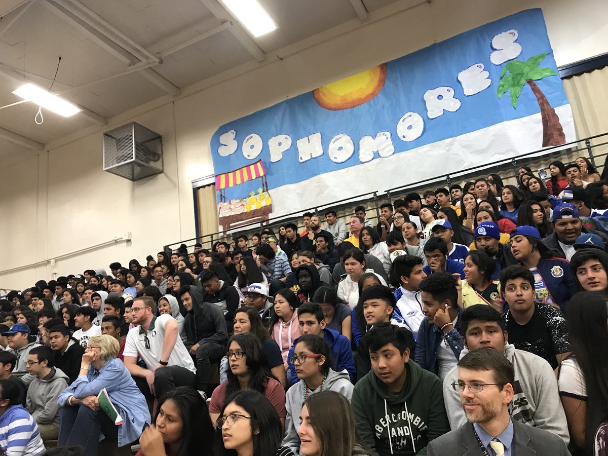 mssusanshih's tweet photo. Principal @ehuckaby4216 calling out each class to show their #schoolspirit! @YgnacioValley #thetribe #alwaysawarrior @YVHS_ASB #studentleadership #classrivalry @MtDiabloUSD #teamMDUSD https://t.co/bv940HIvZM