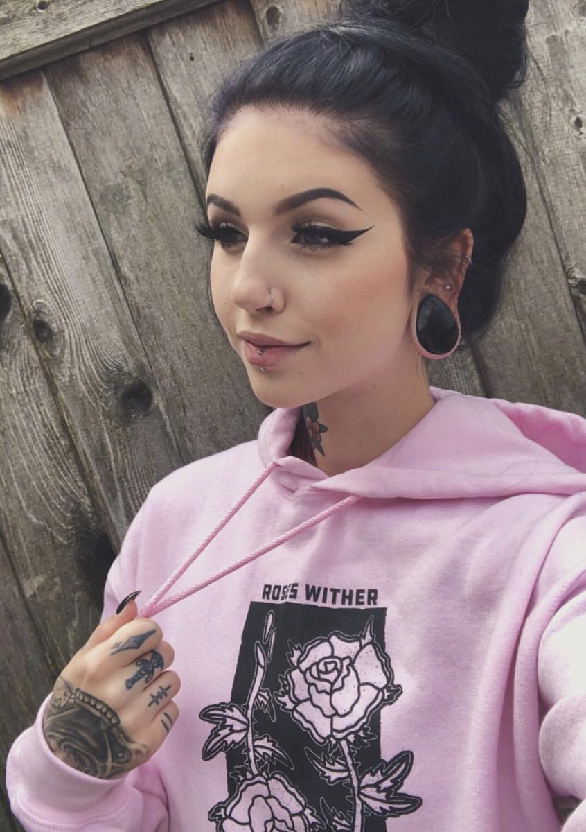 FallenAngelz03's tweet image. I’m Hanna, Johnny’s sister, vampire, sweet but bitchy, single, bi