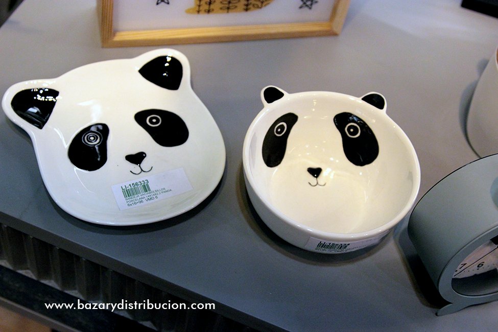 Revista_Bazar's tweet photo. El oso panda vuelve a estar de moda🐼🐼🐼🐼. Estamos viendo muchos en esta edición de @FeriaIntergift . Diseños de @itemint_es https://t.co/v8Q0KCIMUx