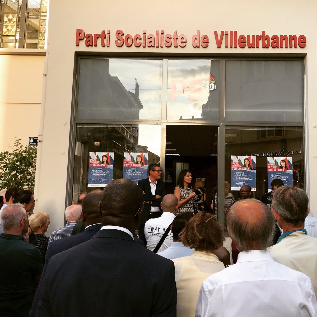 sylvieguillaume's tweet photo. Heureuse de retrouver ce soir les nombreux militants de @psvilleurbanne, d’échanger sur cette intense semaine au #ParlementEuropéen et de partager ensemble une belle conviction pour les prochaines élections: l’avenir de l’#Europe c’est la gauche ! 🌹 https://t.co/tOk572bDzz